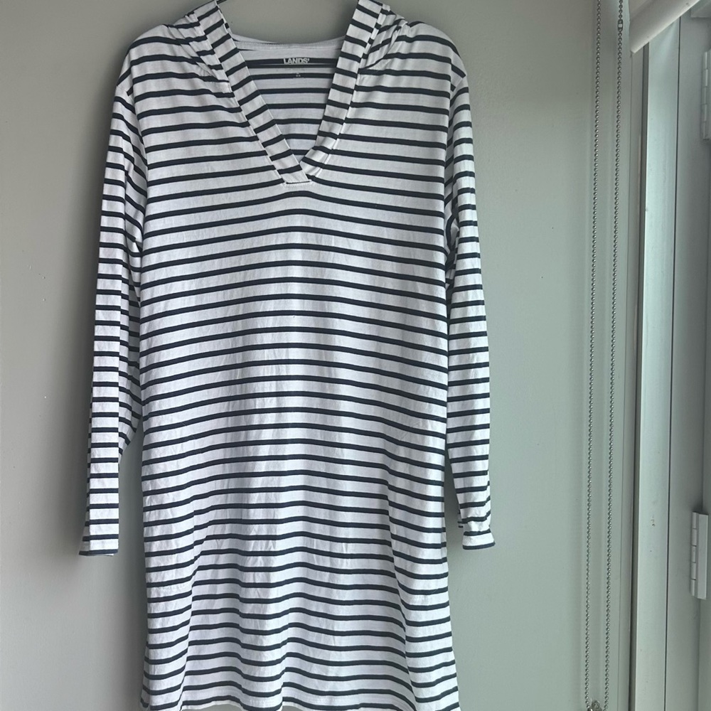 LAND’S END  100% cotton striped coverup w/pockets hood excellent